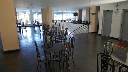 een eetkamer met tafels en stoelen in een gebouw bij Grande Hotel Estação Norte in Benfica