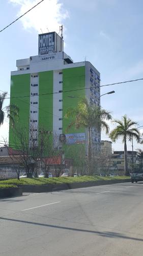 een groot groen gebouw met een hotelbord erop bij Grande Hotel Estação Norte in Benfica