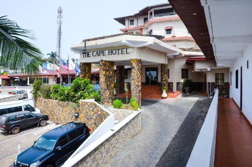 um carro estacionado em frente a um hotel em The Cape Hotel em Monróvia