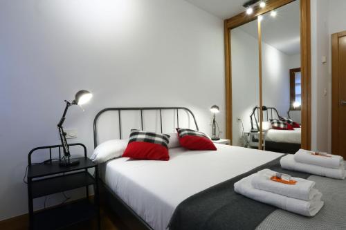 En eller flere senge i et værelse på Tolosa by Smiling Rentals