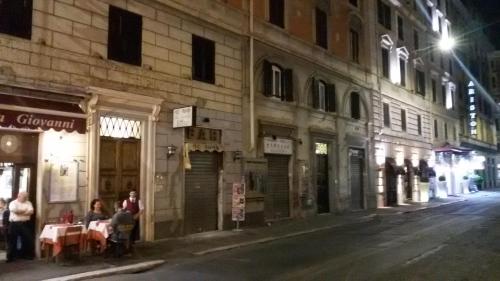 ローマにあるB＆B ローマ ウィズ ラブの夜の街路
