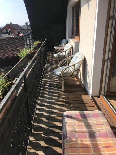 eine Sitzreihe auf einem Balkon in der Unterkunft Apartmaji Seljak in Preddvor