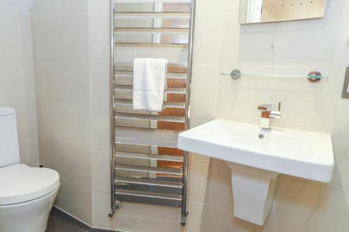 Ένα μπάνιο στο Flexistay Leicester Gable Aparthotel