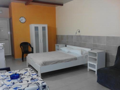 ビシェーリエにあるPescandoraのベッドルーム1室(ベッド2台、壁掛け時計付)
