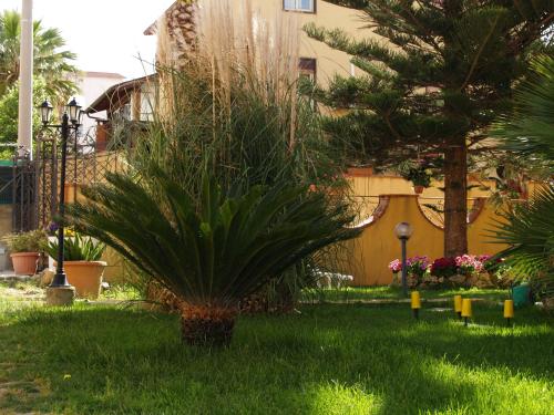 Jardín al aire libre en Oikos Holiday Apartments