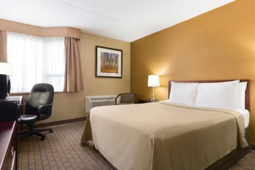 Cama o camas de una habitación en Travelodge by Wyndham Toronto East