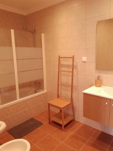 bagno con scala, servizi igienici e lavandino di Steersman House ad Aljezur