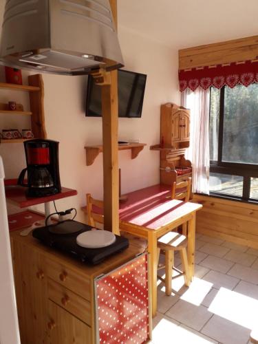 cocina con fogones y mesa en una habitación en Val Gardena 1 en Puy-Saint-Vincent