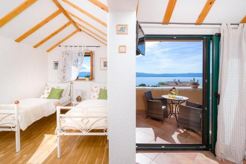 Zimmer mit einem Bett und einem Tisch mit Aussicht in der Unterkunft Luxury Villa Mare in Bol