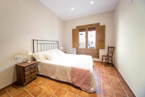 1 dormitorio con 1 cama, 1 mesa y 1 silla en Casa Rural Francisca, en Requena