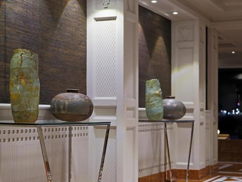 a group of vases sitting on display in a museum at Terrado Suites Iquique in Iquique