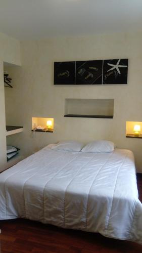 Postel nebo postele na pokoji v ubytování HOTEL L'AMERIVIERE***