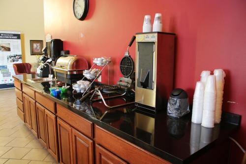 una cucina con bancone e macchina da caffè di The Edgewood Hotel and Suites a Fairbury