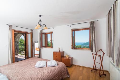 Veprinac的住宿－Villa Marina，一间卧室配有一张床,上面有两条毛巾
