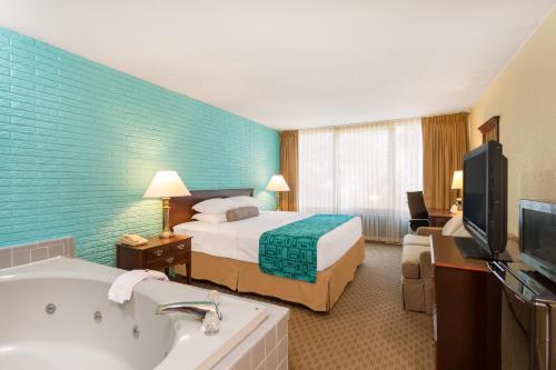 เตียงในห้องที่ Howard Johnson by Wyndham Williamsburg