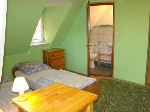 - une chambre avec un lit et une salle de bains avec un miroir dans l'établissement Nad Potokiem, à Poronin