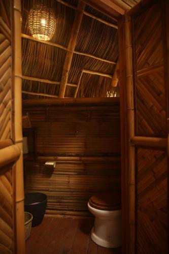 ein Badezimmer mit Toilette in einer Holzhütte in der Unterkunft Aldea Bambú in San Francisco
