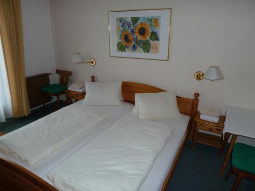 a bedroom with a large bed with white sheets at Appartement Hauser in Stumm