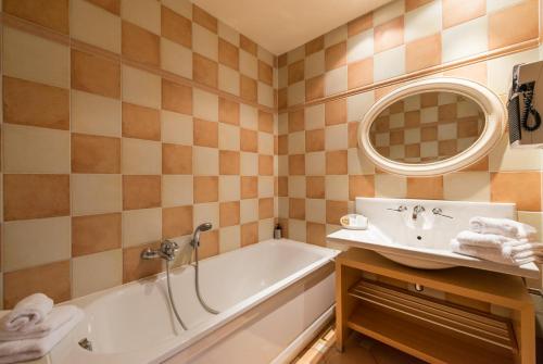 Bathroom sa Hotel Hotleu