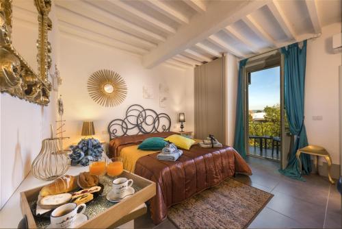 ein Schlafzimmer mit einem Bett und einem Tisch mit Essen darauf in der Unterkunft Sweet Tuscany in Arezzo