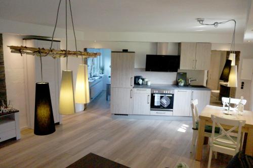 ein Wohnzimmer mit einer Küche und einem Esszimmer in der Unterkunft Ferienwohnung Saalhausen Sauerland in Saalhausen