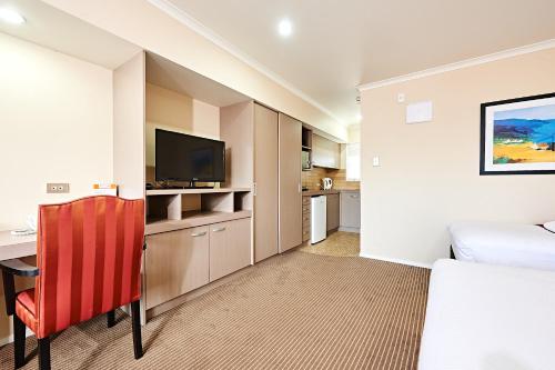En eller flere senge i et værelse på Auckland Airport Lodge