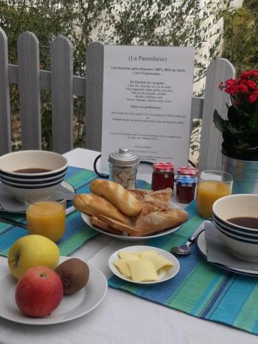 een tafel met borden met voedsel op een tafel bij La Parenthèse in Sommières