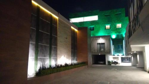 a building with green lights on the side of it at Hotel 5 de Mayo in Puebla