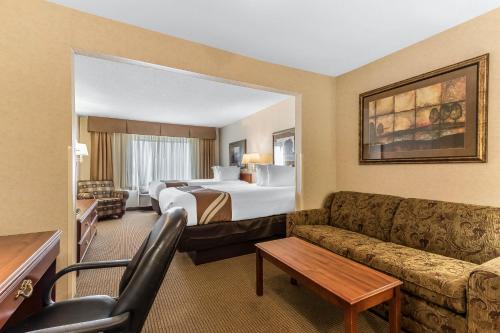 a hotel room with a bed and a couch at Comfort Inn & Suites Emporia in Emporia