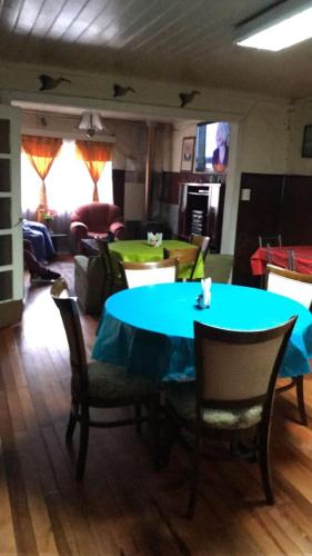 a living room with a blue table and chairs at Hospedaje Freire in Osorno