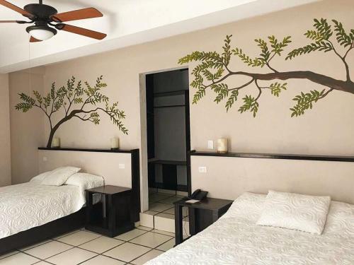 Tempat tidur dalam kamar di Hotel Calli Quetzalcoatl