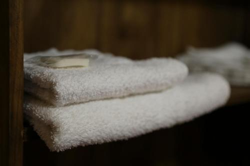 une pile de serviettes blanches assises sur une étagère dans l'établissement Singlar Consultora, à Malargüe