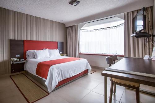 Postel nebo postele na pokoji v ubytování Hotel Puente Real