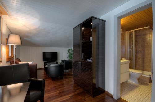 pokój z salonem i pokój z salonem w obiekcie Hotel Brienzersee w mieście Ringgenberg