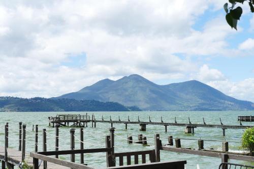 un muelle en el agua con una montaña en el fondo en Mt Konocti View, en Clearlake