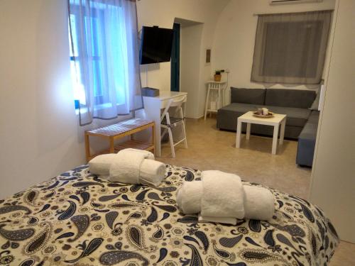ハルキにあるCasa Bianco e Bluのベッドルーム1室(ベッド1台付)、リビングルームが備わります。