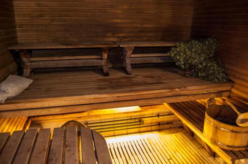 a wooden bench in a sauna with a plant at Raudonkalnis in Mankiškiai
