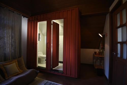 モヘチスにあるCasa da Estacao - Não é hotel, não é pousada é a casa mais charmosa de Morretes!のバスルーム(トイレ、赤いカーテン付)