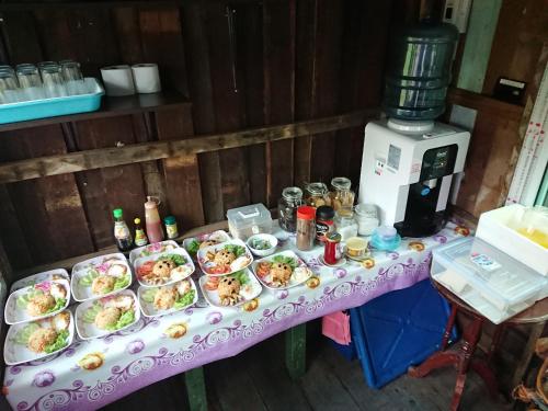 een tafel met borden eten erop bij Lopburi Palm Resort in Lop Buri