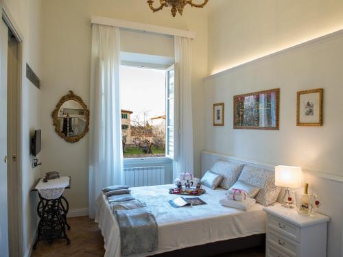 フィレンツェにあるMamo Florence - Atelier del Sarto Apartmentのベッドルーム(ベッド1台、窓付)