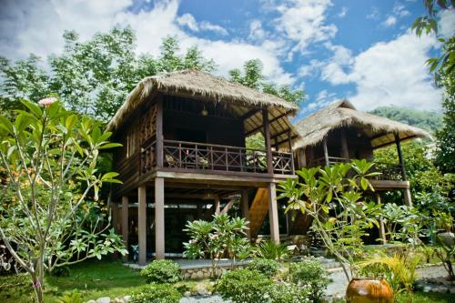 a resort with two thatched huts at Khmer Hands in Kep
