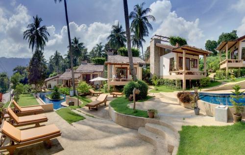 eine Außenansicht eines Hauses mit Swimmingpool in der Unterkunft Khanom Hill Resort in Khanom