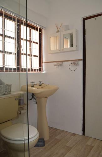 een badkamer met toilet en wastafel bij Hoog 109 High accommodation in Mosselbaai