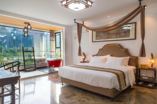 Tempat tidur dalam kamar di Poetic Leisure Courtyard Hotel