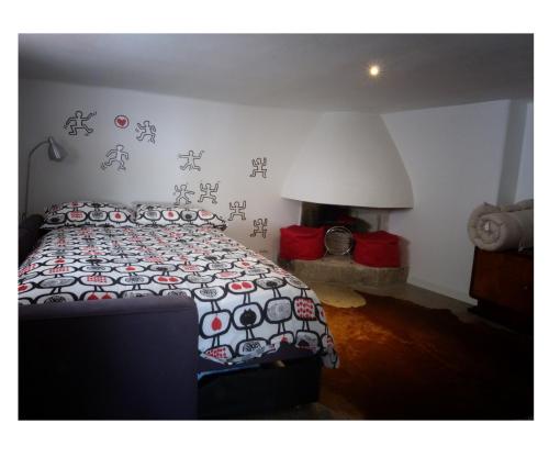 アルベロベッロにあるLa Casa di Anna G.のベッドルーム1室(ベッド1台、白黒の掛け布団付)