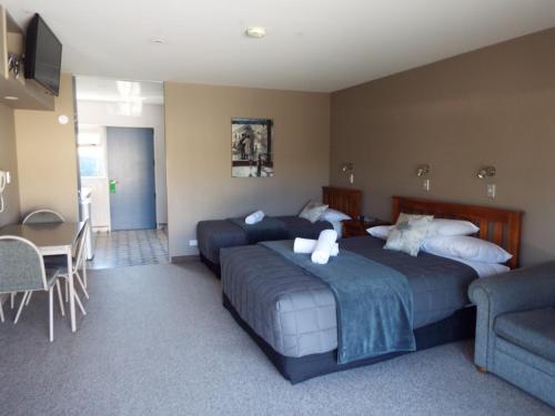 Giường trong phòng chung tại Andorra Motel