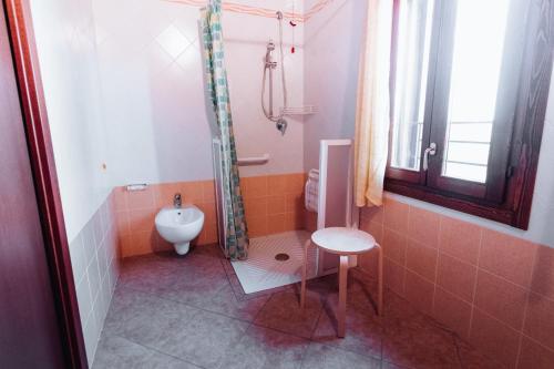 a bathroom with a toilet and a shower with a stool at Agriturismo Cà Vendramin in Ca Vendramin