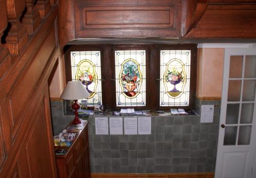 une chambre avec des vitraux dans une cuisine dans l'établissement Villa Du Sendenbach, à Muhlbach-sur-Munster