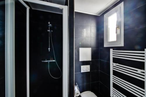 ルヴァロワ・ペレにあるBelle vueの黒いバスルーム(シャワー、トイレ付)