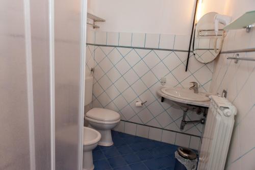 uma casa de banho com um WC e um lavatório em Agriturismo Case Tabarani em Collesano